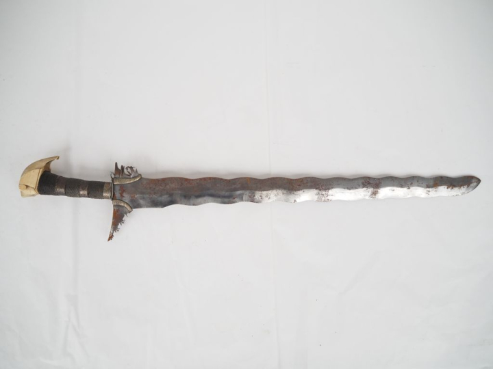 Sabre Kriss philippin.  Poignée recouverte de cordage et bagues en mét