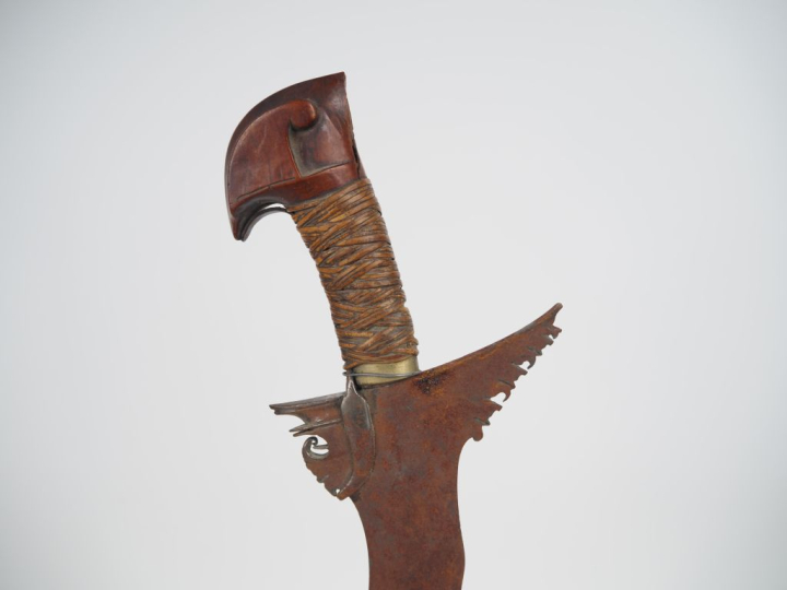 Sabre Kriss philippin.  Poignée recouverte de ligatures végétales  Pom