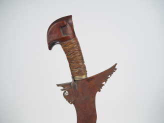 Vente aux enchères Sabre Kriss philippin.  Poignée recouverte de ligatures végétales  Pom