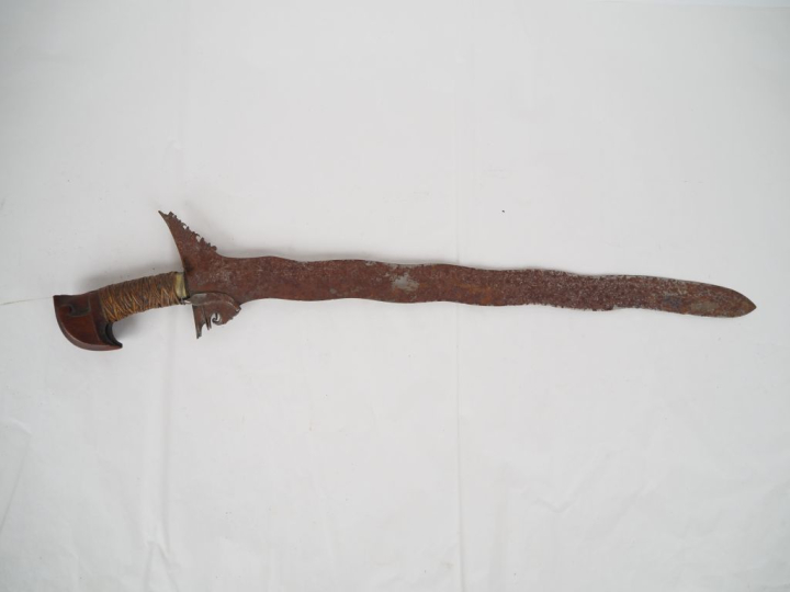 Sabre Kriss philippin.  Poignée recouverte de ligatures végétales  Pom