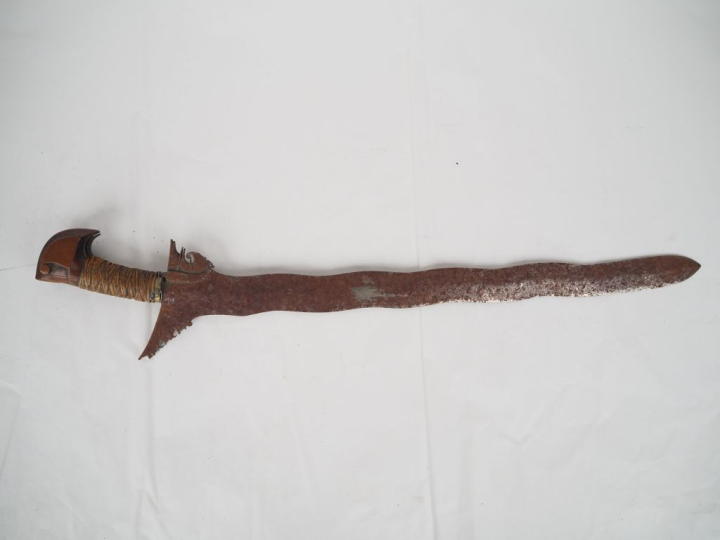 Sabre Kriss philippin.  Poignée recouverte de ligatures végétales  Pom