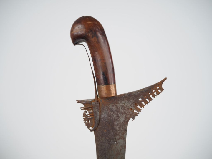 Sabre Kriss philippin. Poignée en bois à virole en cuivre Lame droite,