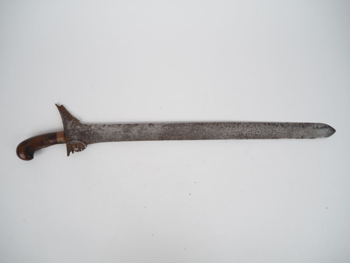 Sabre Kriss philippin. Poignée en bois à virole en cuivre Lame droite,