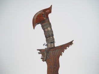 Vente aux enchères Sabre Kriss philippin.  Poignée recouverte de ligatures végétales et b