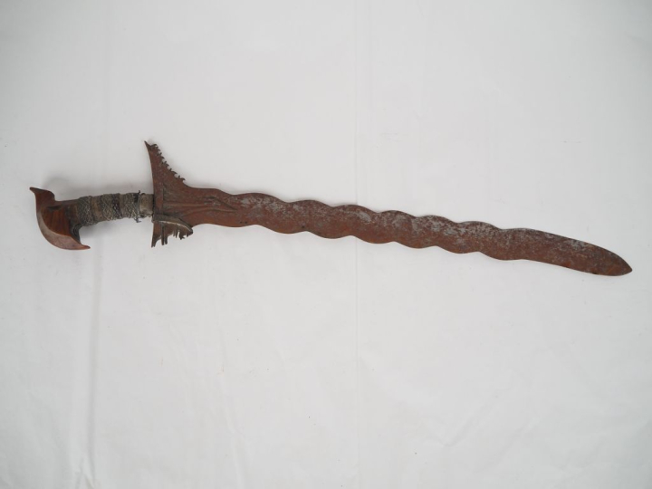 Sabre Kriss philippin.  Poignée recouverte de ligatures végétales et b