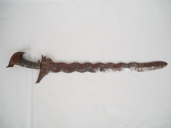 Sabre Kriss philippin.  Poignée recouverte de ligatures végétales et b