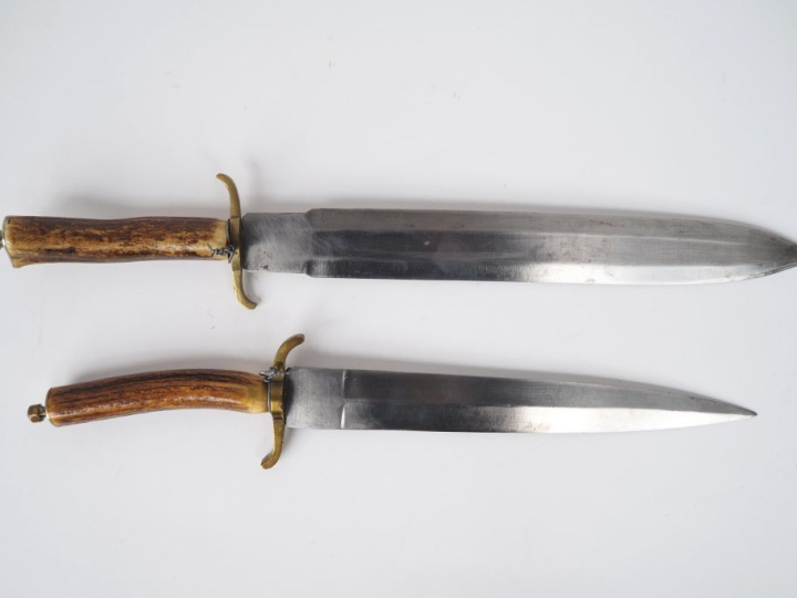 Deux couteaux de chasse.  Manches en bois de cerf. Montures en laiton,