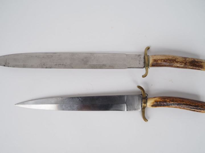 Deux couteaux de chasse.  Manches en bois de cerf. Montures en laiton,