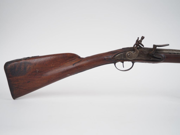 Long fusil de chasse à silex, un coup.  Canon rond, à bande sur le des