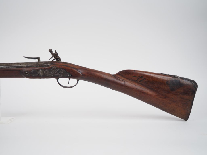 Long fusil de chasse à silex, un coup.  Canon rond, à bande sur le des