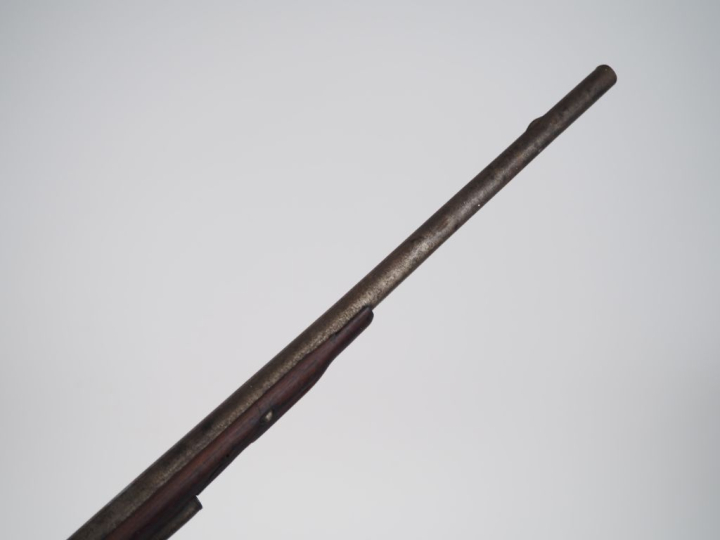 Long fusil de chasse à silex, un coup.  Canon rond, à bande sur le des