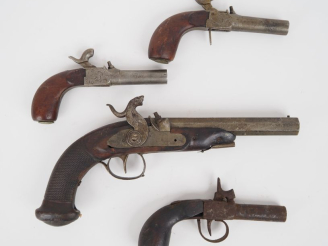 Vente aux enchères Ensemble comprenant :  Une paire de pistolets à coffre à percussion. F