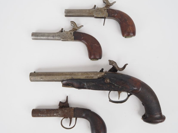 Ensemble comprenant :  Une paire de pistolets à coffre à percussion. F