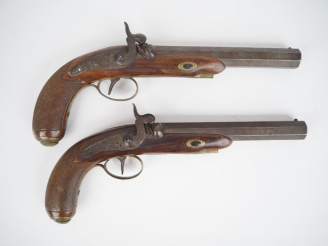 Vente aux enchères Paire de pistolets d’officier à percussion.  Canons à pans rubans dama