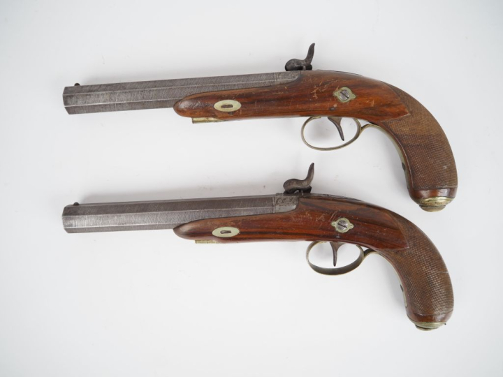 Paire de pistolets d’officier à percussion.  Canons à pans rubans dama
