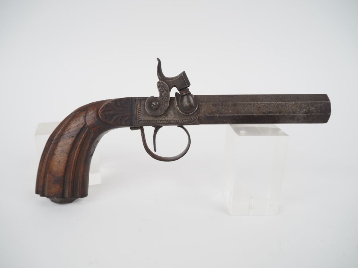 Fort pistolet à coffre à percussion.  Canon à pans, damas, de fort cal