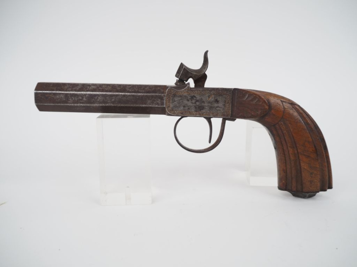 Fort pistolet à coffre à percussion.  Canon à pans, damas, de fort cal