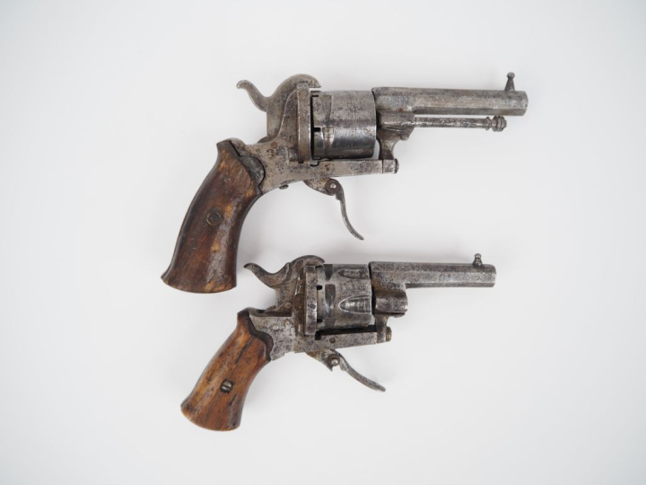 Deux revolvers à broche, six coups, calibre 7 mm.  Dans l’état (accide