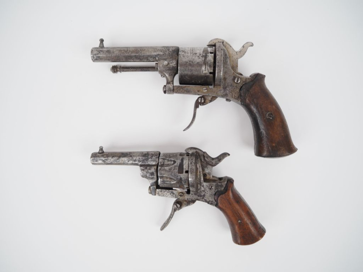 Deux revolvers à broche, six coups, calibre 7 mm.  Dans l’état (accide