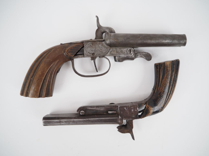 Deux pistolets double à broche, deux coups, calibre 9 et 12 mm.  a)	9 