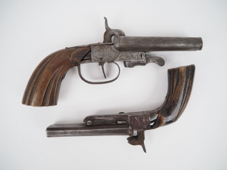 Vente aux enchères Deux pistolets double à broche, deux coups, calibre 9 et 12 mm.  a)	9 