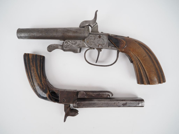 Deux pistolets double à broche, deux coups, calibre 9 et 12 mm.  a)	9 