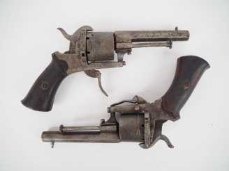 Vente aux enchères Deux revolvers à broche, six coups, calibre 7 mm.  Dans l’état (accide