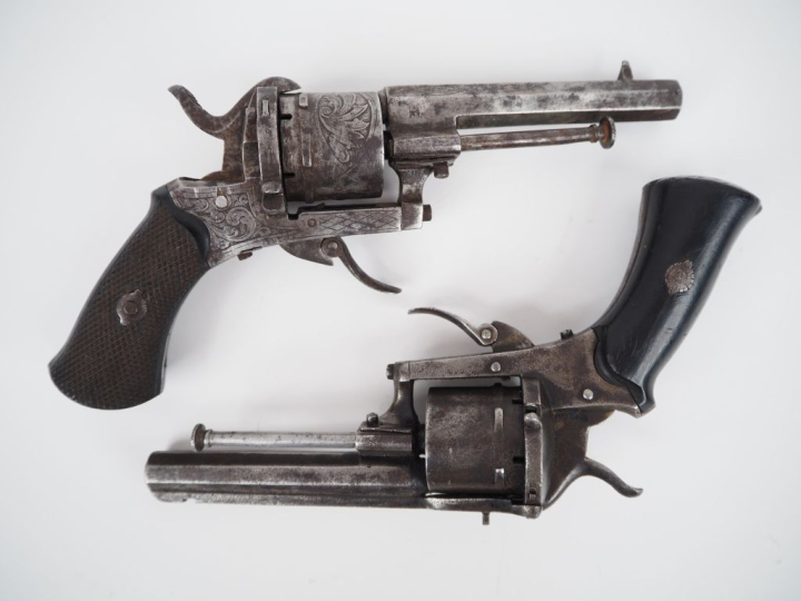 Deux revolvers à broche :  a)	Six coups, calibre 7 mm. Carcasse fermée