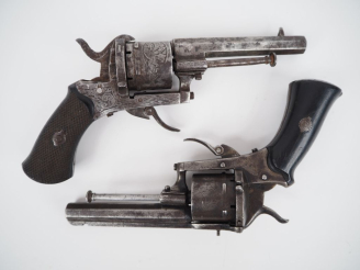 Vente aux enchères Deux revolvers à broche :  a)	Six coups, calibre 7 mm. Carcasse fermée