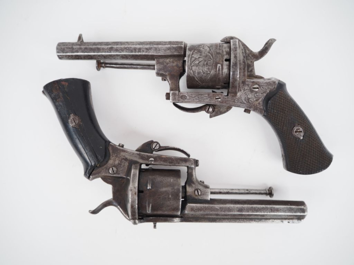 Deux revolvers à broche :  a)	Six coups, calibre 7 mm. Carcasse fermée