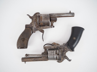 Vente aux enchères Deux revolvers à broche :  a)	« Le Parisien », Six coups, calibre 7 mm