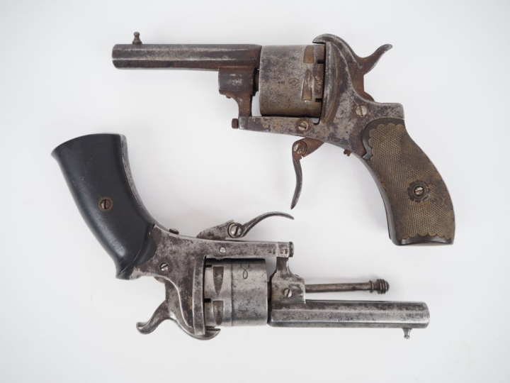 Deux revolvers à broche :  a)	« Le Parisien », Six coups, calibre 7 mm