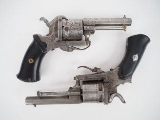 Vente aux enchères Deux revolvers à broche :  a)	« Le Parisien », Six coups, calibre 7 mm