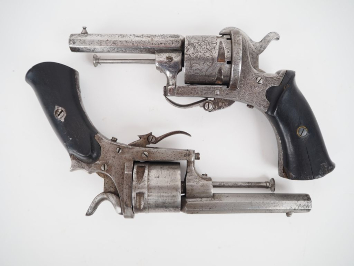 Deux revolvers à broche :  a)	« Le Parisien », Six coups, calibre 7 mm