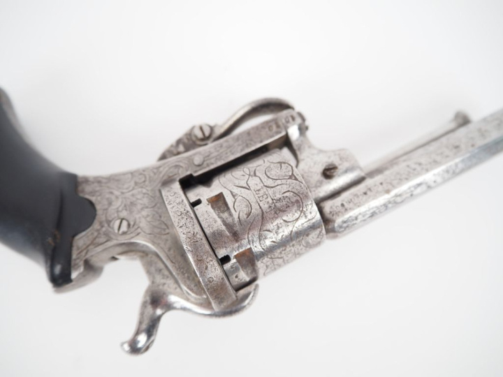 Deux revolvers à broche :  a)	« Le Parisien », Six coups, calibre 7 mm