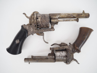 Vente aux enchères Deux revolvers à broche :  a)	Six coups, calibre 9 mm. Carcasse ouvert
