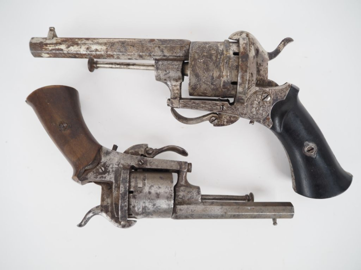 Deux revolvers à broche :  a)	Six coups, calibre 9 mm. Carcasse ouvert