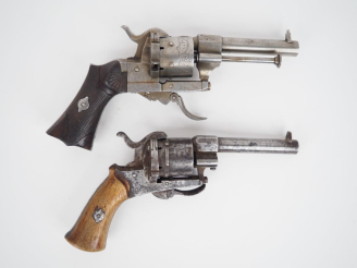 Vente aux enchères Deux revolvers à broche :  a)	Six coups, calibre 7 mm. Carcasse ouvert
