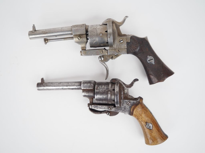 Deux revolvers à broche :  a)	Six coups, calibre 7 mm. Carcasse ouvert
