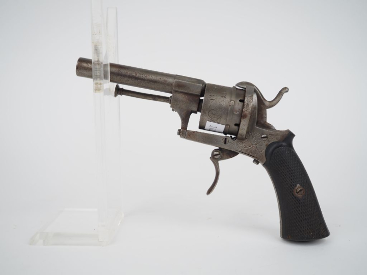 Revolver à broche, six coups, calibre 7 mm.  Carcasse ouverte, finitio