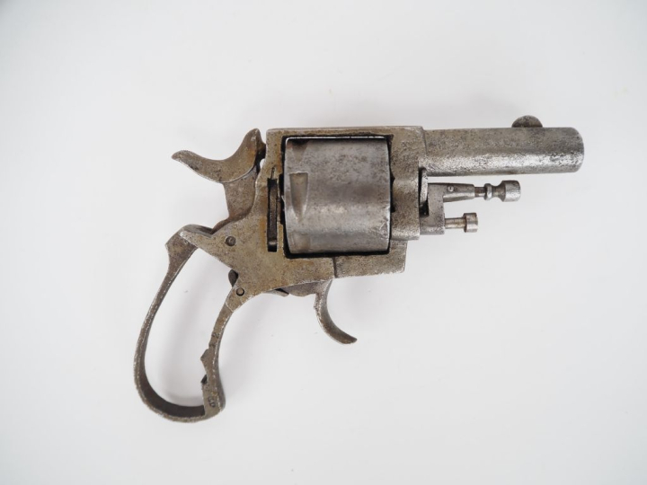 Revolver à broche, six coups, calibre 7 mm.  Carcasse ouverte, finitio