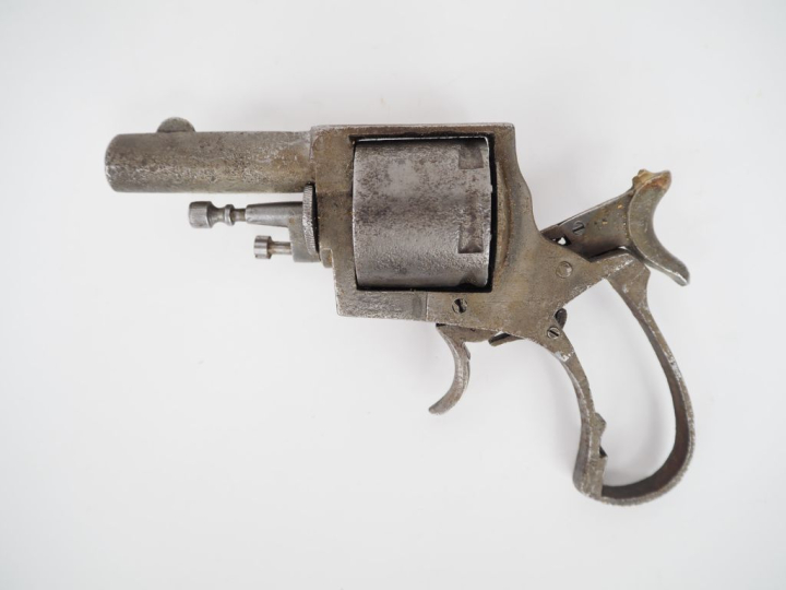 Revolver à broche, six coups, calibre 7 mm.  Carcasse ouverte, finitio