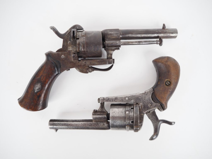 Deux revolvers à broche, six coups, calibre 7 mm.  Dont un modèle « Th