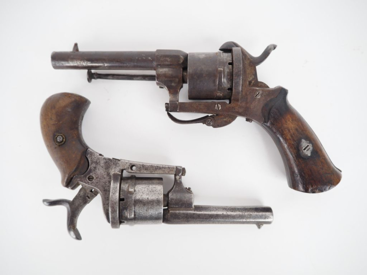 Deux revolvers à broche, six coups, calibre 7 mm.  Dont un modèle « Th