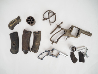 Vente aux enchères Lot de divers :  Deux carcasses de revolver Buldog (22 court et 320), 