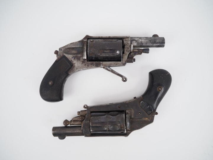 Deux revolvers Hammerless, cinq coups, calibre 6 mm Velodog.  Détentes