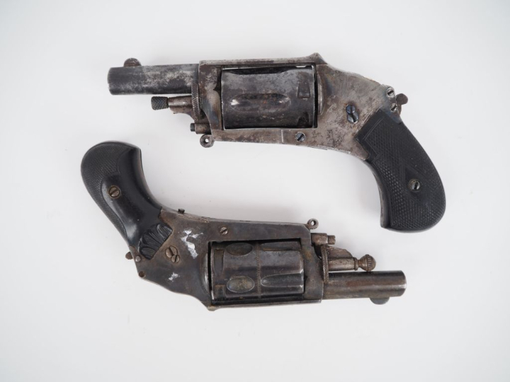 Deux revolvers Hammerless, cinq coups, calibre 6 mm Velodog.  Détentes
