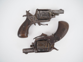 Vente aux enchères Deux revolvers Bulldog :  - 5 coups, calibre 6 mm. Dans l’état (accide