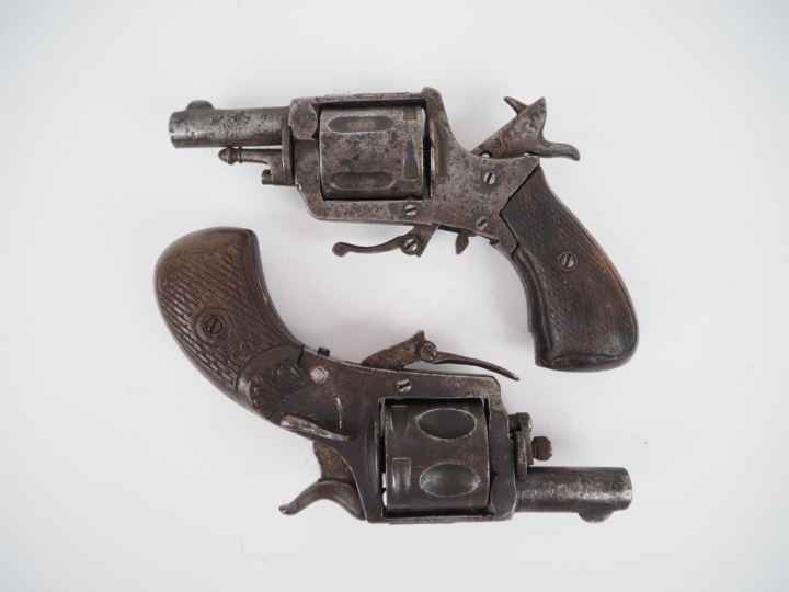 Deux revolvers Bulldog :  - 5 coups, calibre 6 mm. Dans l’état (accide