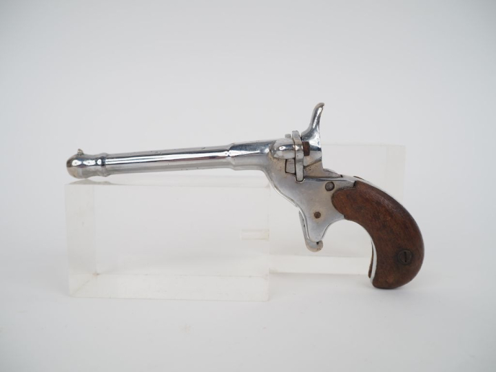 Pistolet dit de cycliste, un coup, calibre 5,5 mm.  Finition nickelée.